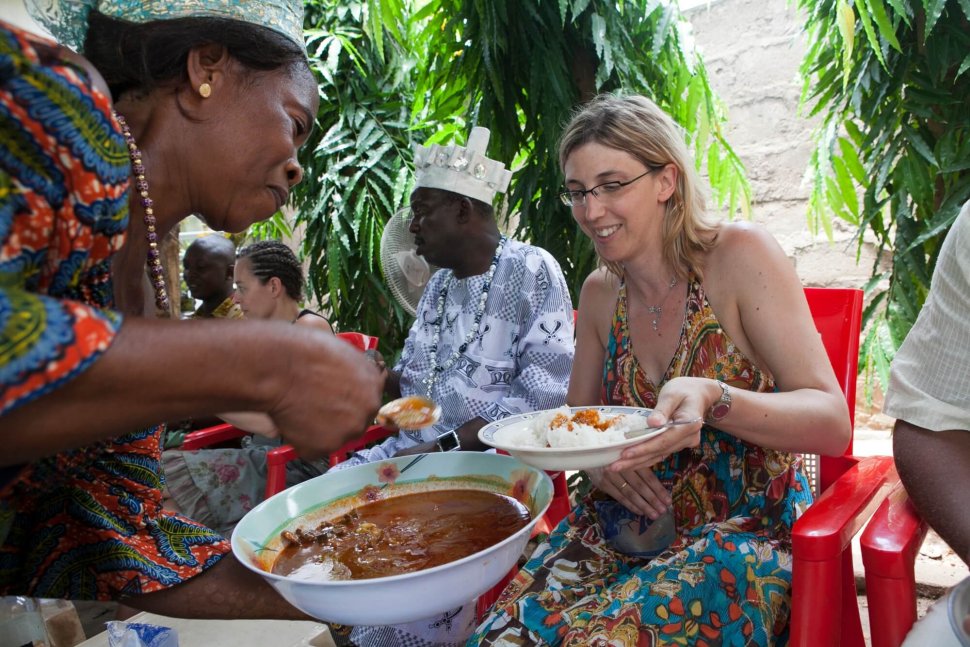 Autochtone d’Afrique, pleine de joie de servir son plat local